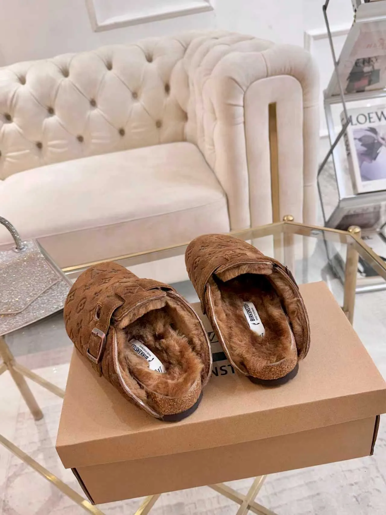 p600 ✨ LV wool slippers for couples｜Even the toes exude a sense of luxury ✨ We have achieved the ultimate restoration of the "high version" of this pair of LV classic Birkenstock slippers, with the mark of luxury in every detail. 👫 ▫️ Original jacquard with delicate cowhide leather, retro texture is at your fingertips; ▫️ 100% pure wool lining, wearing barefoot is like stepping on clouds, skin-friendly, breathable and not sweaty; ▫️ Three-dimensional toe cap + non-slip rubber sole, safe and secure when walking in the wind.  The belt buckle and presbyopia elements are embellished, revealing the aura of a big-name brand in a low-key manner. Whether it is on a date or out on the street, every step is like walking in the middle of a show.  Pair it with jeans for a lazy and casual look; with a coat and skirt, it will look elegant. With one pair of shoes, you can easily switch between multiple styles, and you never have to be deliberate about the sense of luxury.  #LVcouples #high-endwear #lightluxurylife #quality recommendation Fabric: classic presbyopia/imported sheepskin/classic jacquard fabric Lining: imported wool lining Sole: original rubber sole Size: Female 35-41 Male 38-46
